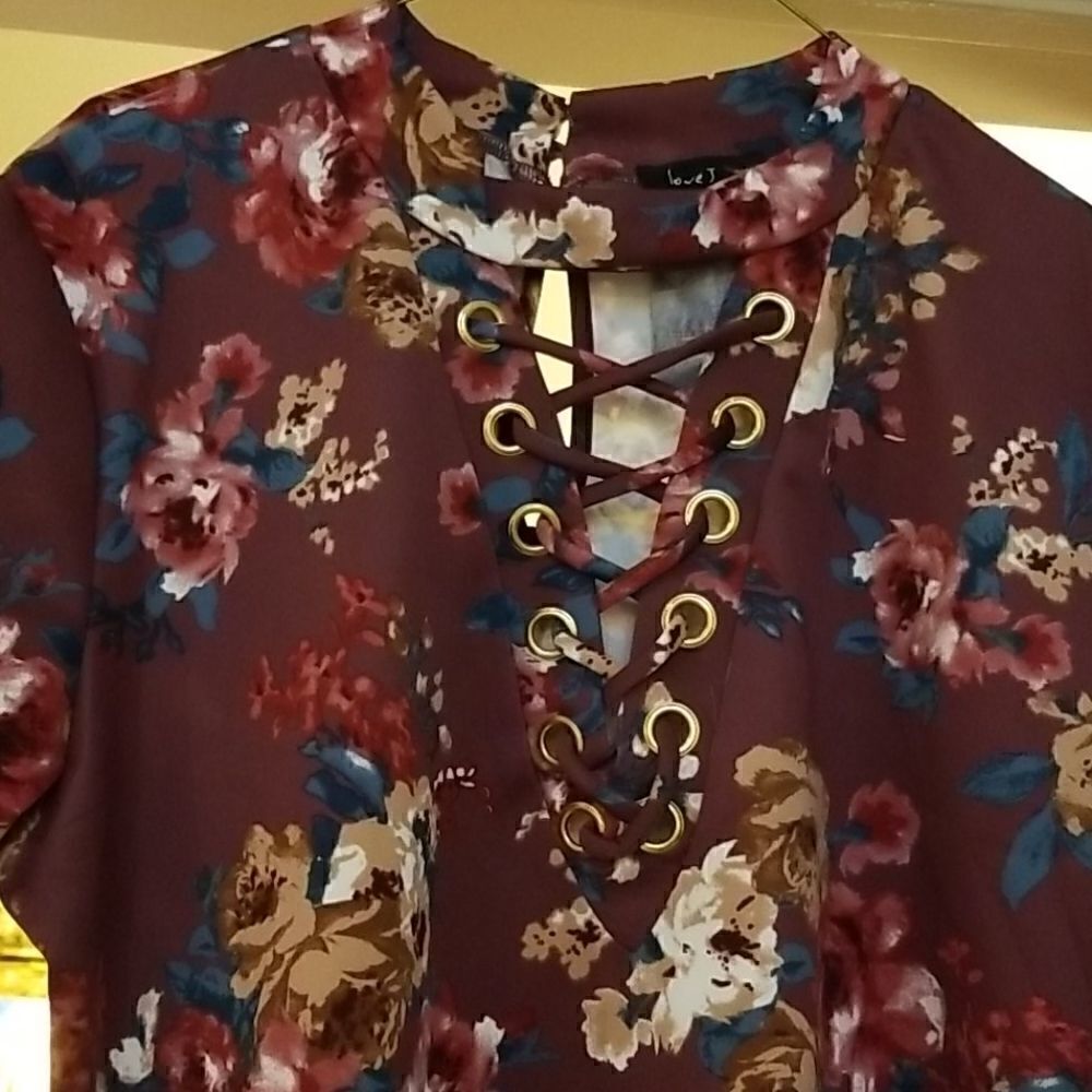 🤩🤩🤩HOST PICK 2025!🤑 🥂🥂🥂🏆🏆🏆WINE COLORED SMOCK LACE UP FLORAL PRINT TOP! - Picture 6 of 8